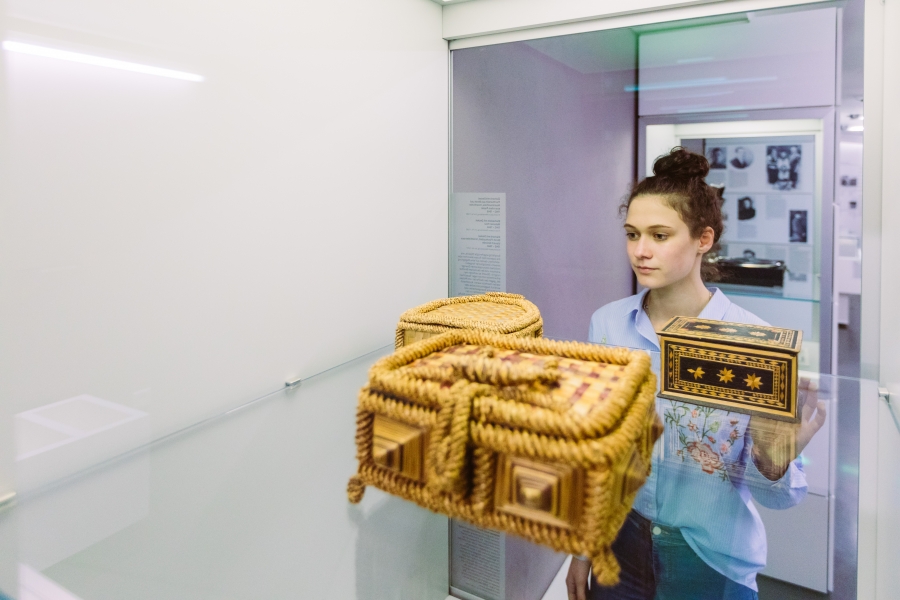 Osteuropäische Zwangsarbeiter fertigten Zierkästen und -körbchen, um sie gegen Lebensmittel oder Kleidungsstücke einzutauschen. (Foto: Lina Loos ©Kreismuseum Wewelsburg)